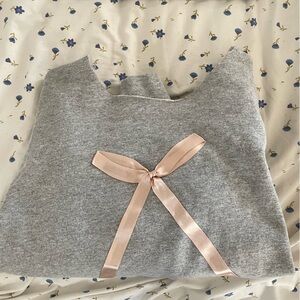 Bow crewneck